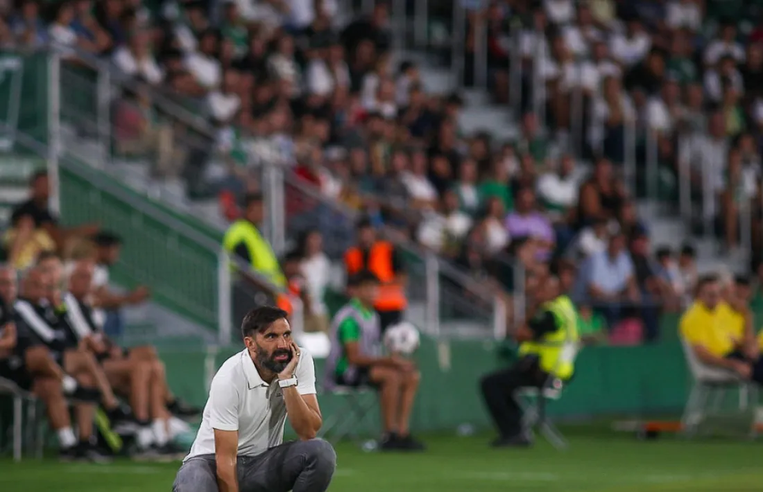 Eder Sarabia, el tècnic de l'FC Andorra, pensatiu al Martínez Valero.