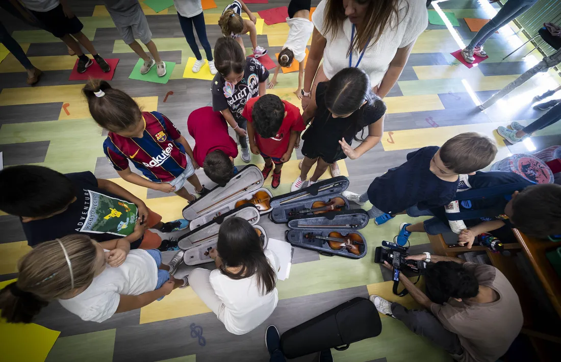 Infants observant uns violins.