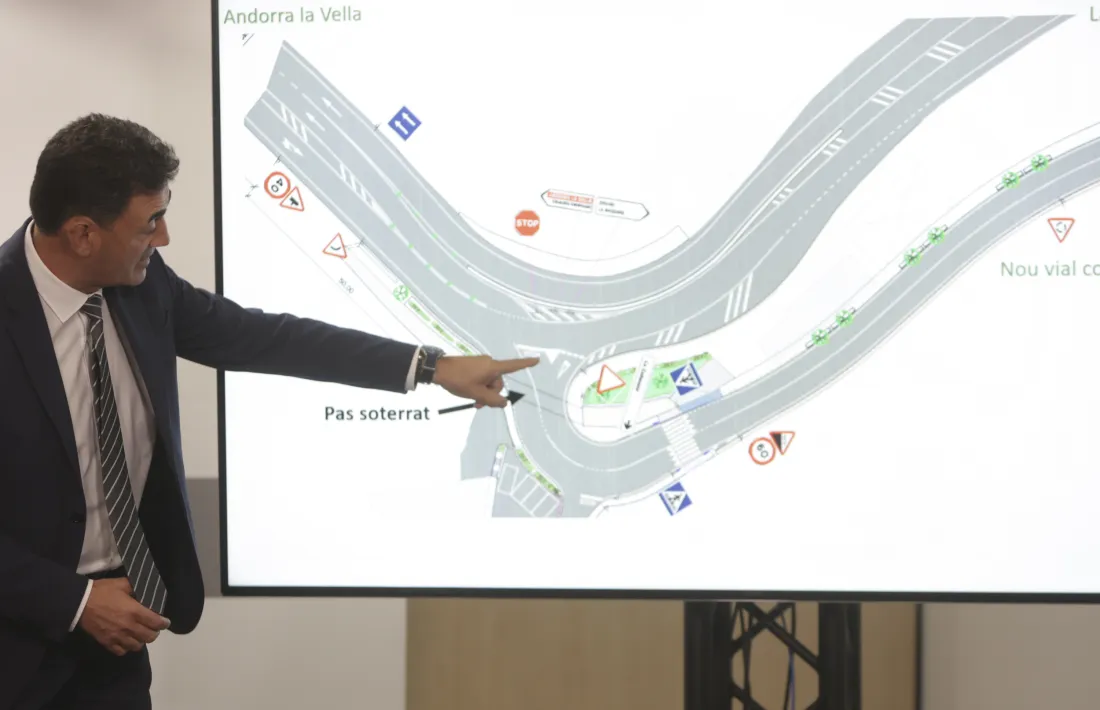 El ministre Raül Ferré assenyala un mapa, durant la presentació.