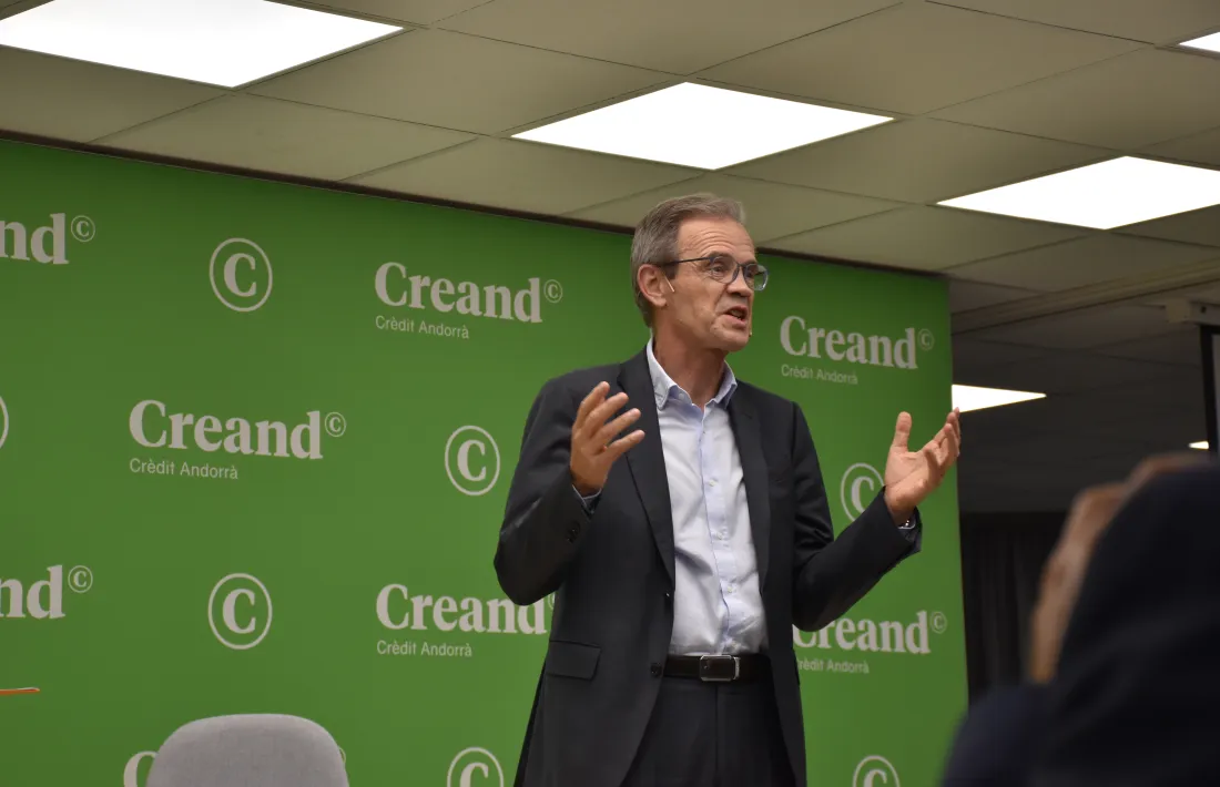 El professor d'Economia a l'IESE Business School, Jordi Gual, durant la conferència titulada 'Com fer front al nou escenari econòmic'.