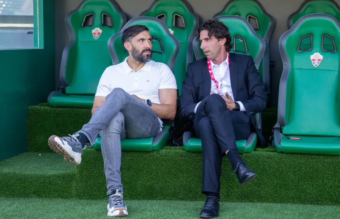Eder Sarabia, tècnic de l’FC Andorra, i Jaume Nogués, director esportiu, xerrant abans de començar el partit contra l’Elx.