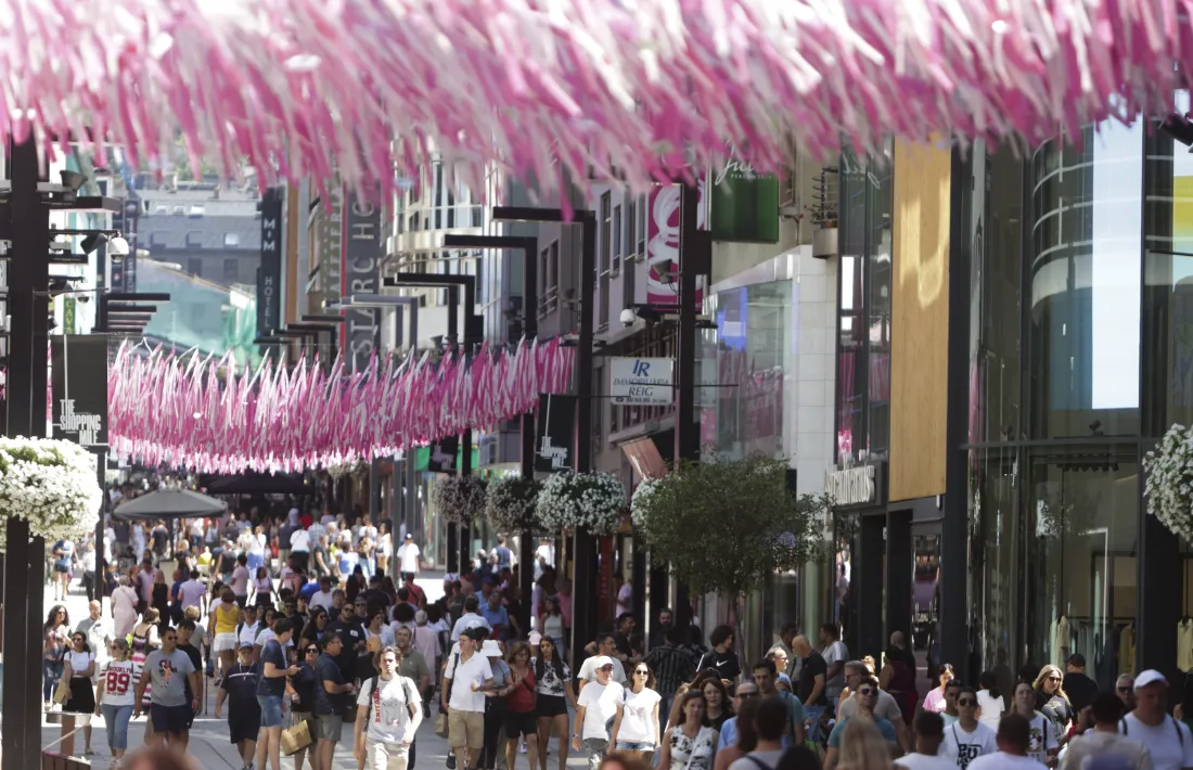 L’eix comercial central, ple de turistes.