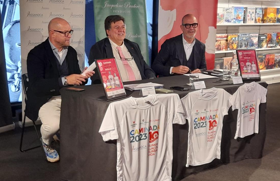 Un moment de la presentació de la desena caminada contra el càncer, aquest matí.