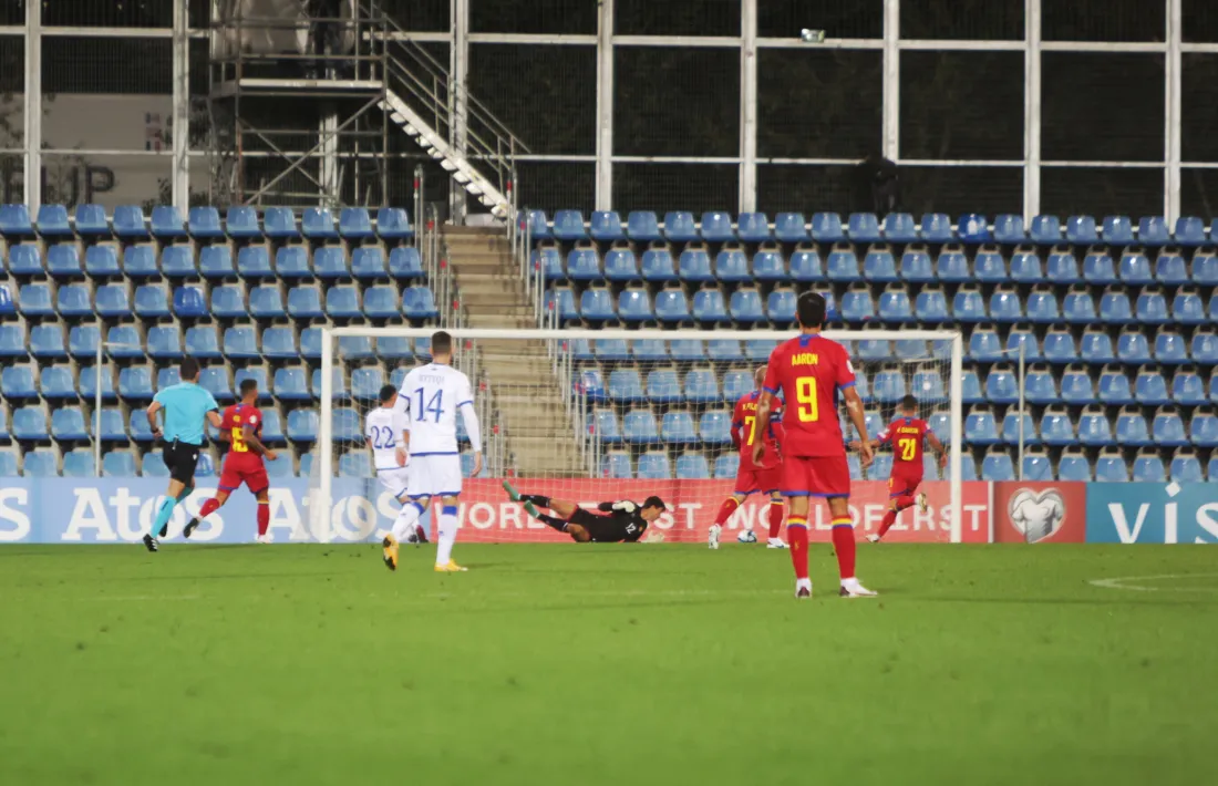 La selecció de Kosovo, molt canviada respecte al partit de la primera volta, va golejar per 0 a 3 a l’Estadi Nacional.