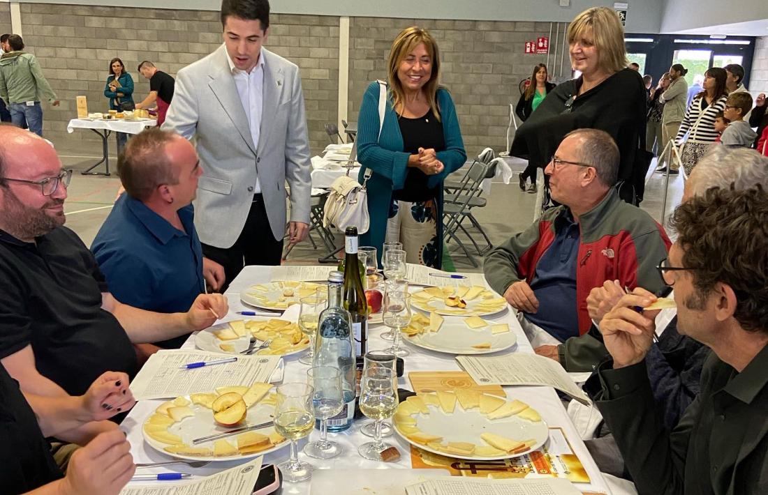 Les autoritats, amb la ministra Marsol representant el Govern d’Andorra, van recórrer els diferents espais de la fira, incloent-hi per descomptat el de degustació. 