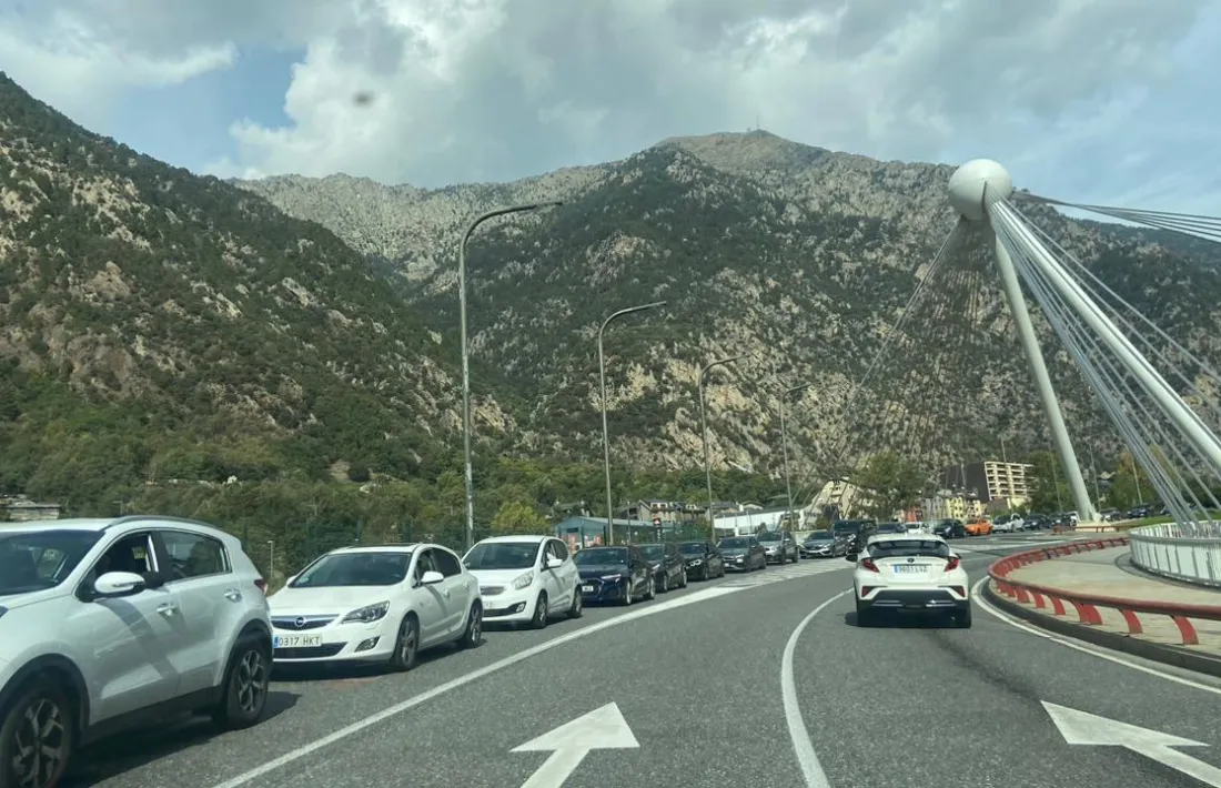 Aquesta és la retenció que hi havia ahir a les 13 hores a la CG-1 en sentit sud, de sortida del país per la frontera del riu Runer.