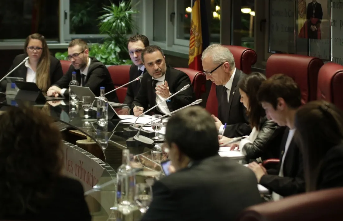 Casal, al costat del cònsol Francesc Camp, en una sessió de Comú a l'inici del mandat.