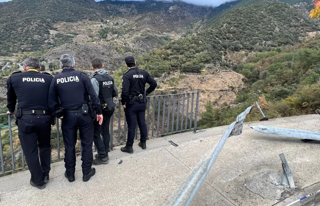 Agents de policia inspeccionen el cingle des d'on s'ha precipitat el vehicle.