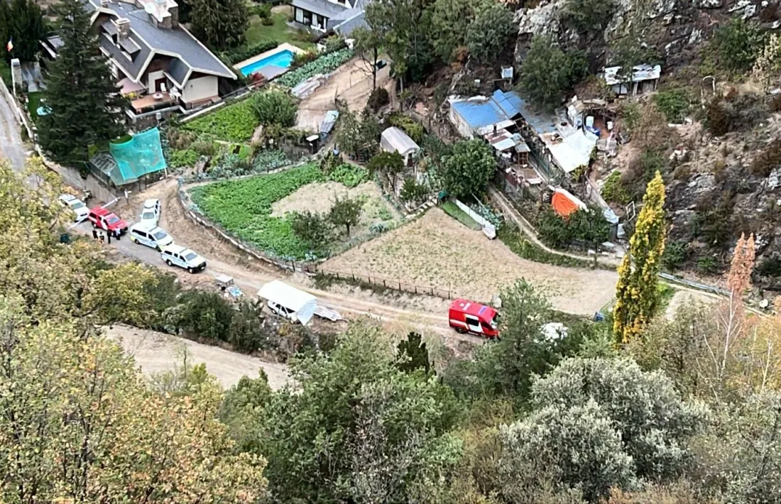 El cotxe ha topat contra la tanca d'aquest revolt de la carretera d'Aixirivall i ha caigut al fons del barranc.