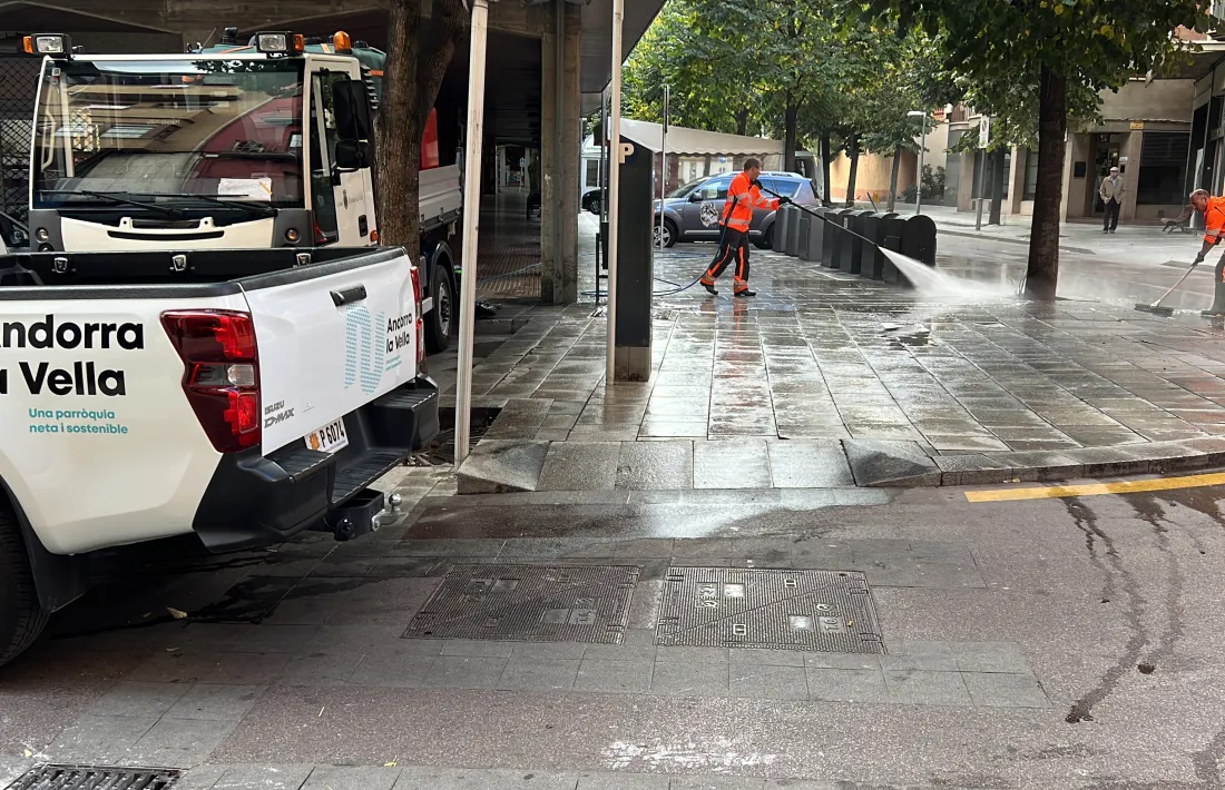 Els operaris i una de les furgonetes prestats per Andorra la Vella, aplicant-se en un dels carrers de la capital alturgellenca on avui es feia la prova pilot. 