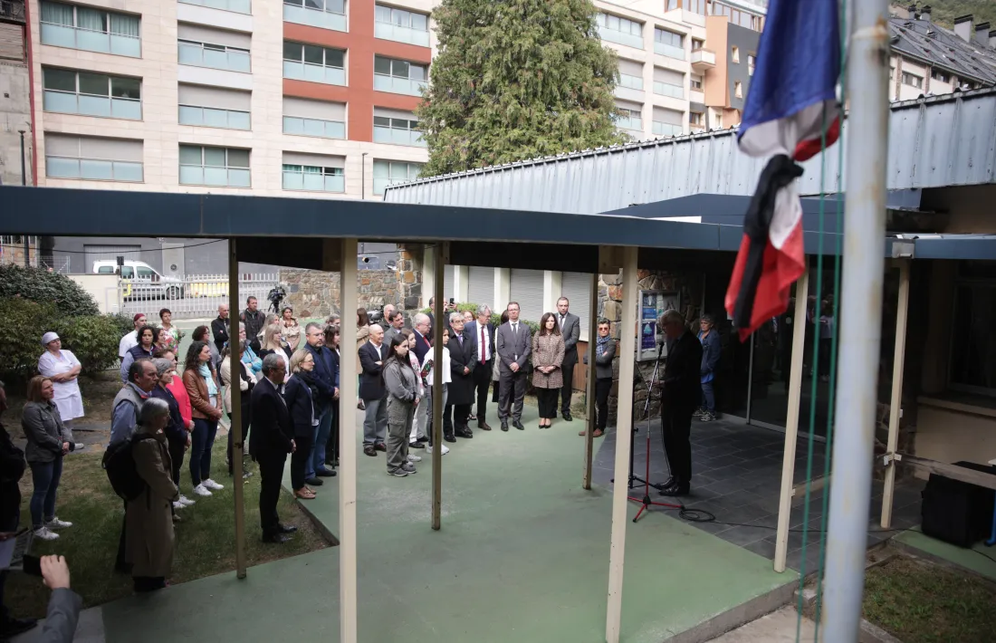 Els 1.650 alumnes del Lycée es van afegir al minut de sileci convocat pel delegat de l’ensenyament francès.