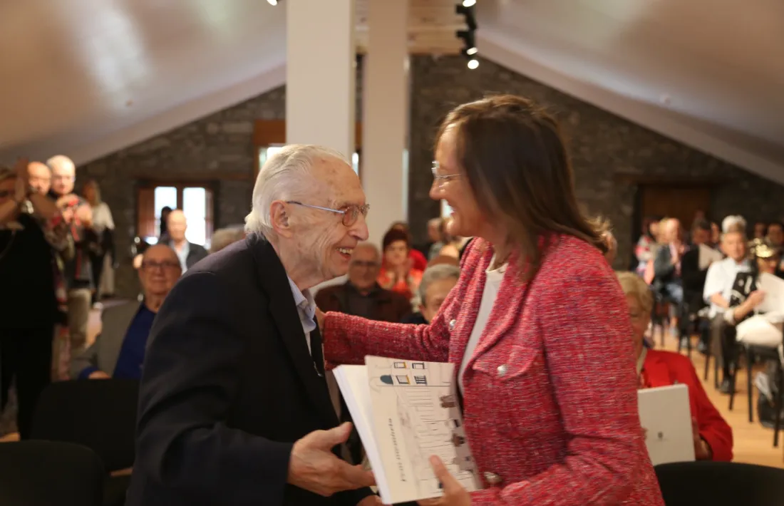 Cadascun dels 45 padrins entrevistats va rebre ahir un exemplar del volum, en la presentació a la sala Sergi Mas.