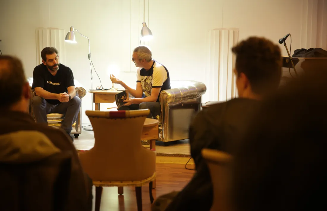 L’autor de ‘Succedanis d’eternitat’, David Gálvez, amb Oriol Vilella, que va exercir ahir de presentador a les catacumbes de La Trenca.