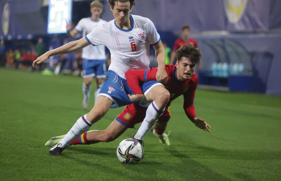 Gerard Solà lluita amb Gullbrandur Øregaard, en el partit d’ahir a l’Estadi Nacional.