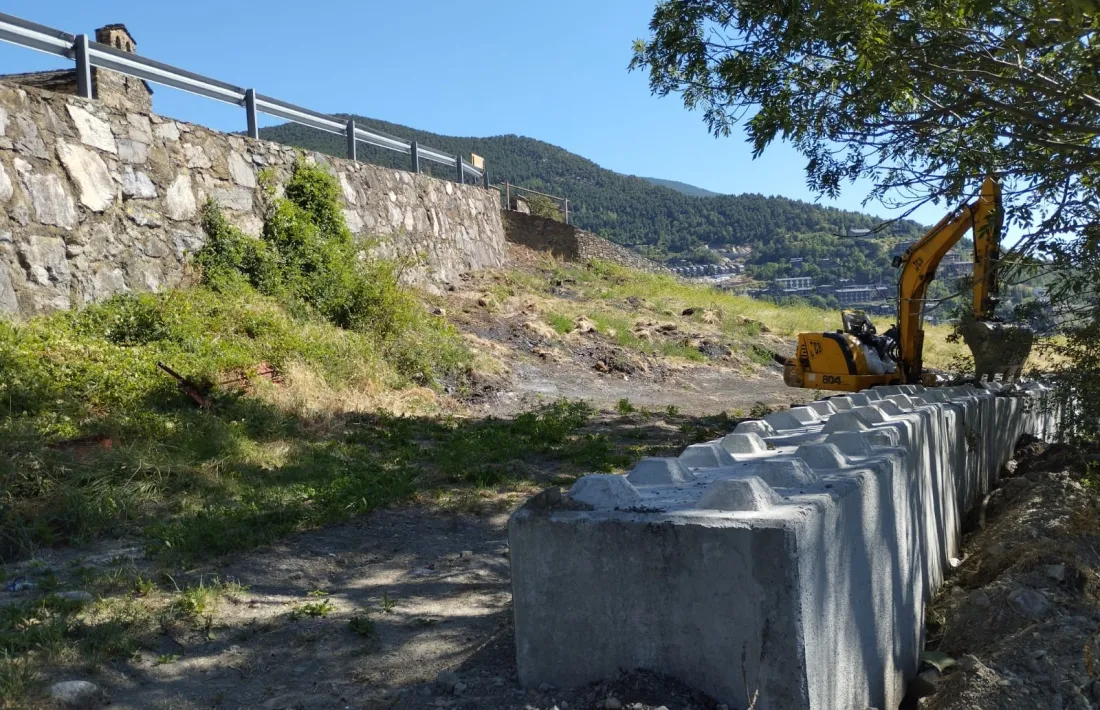 Fa quinze dies van aparèixer aquests ‘bolos’ de ciment al terreny que hi ha sota del cementiri de Sant Serni de Nagol.