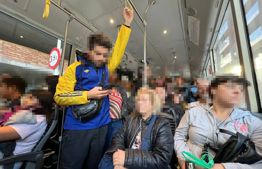 Un autobús ple de gom a gom, ahir.