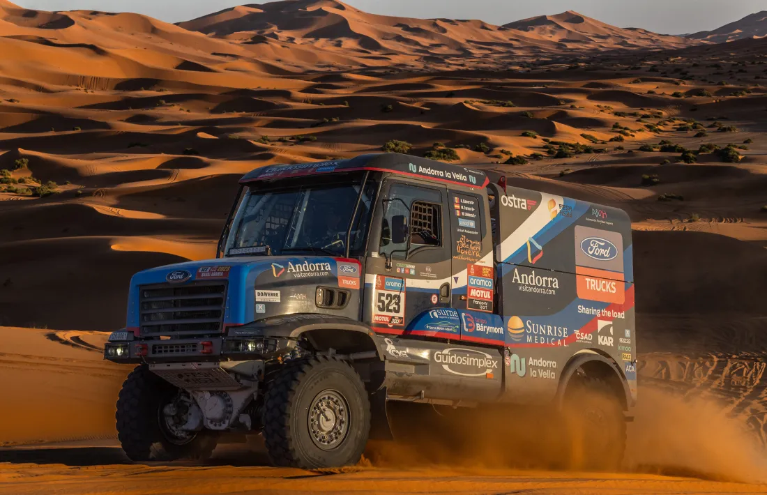 Albert Llovera i la seva neboda Margot van provar el camió del Dakar a Merzouga.