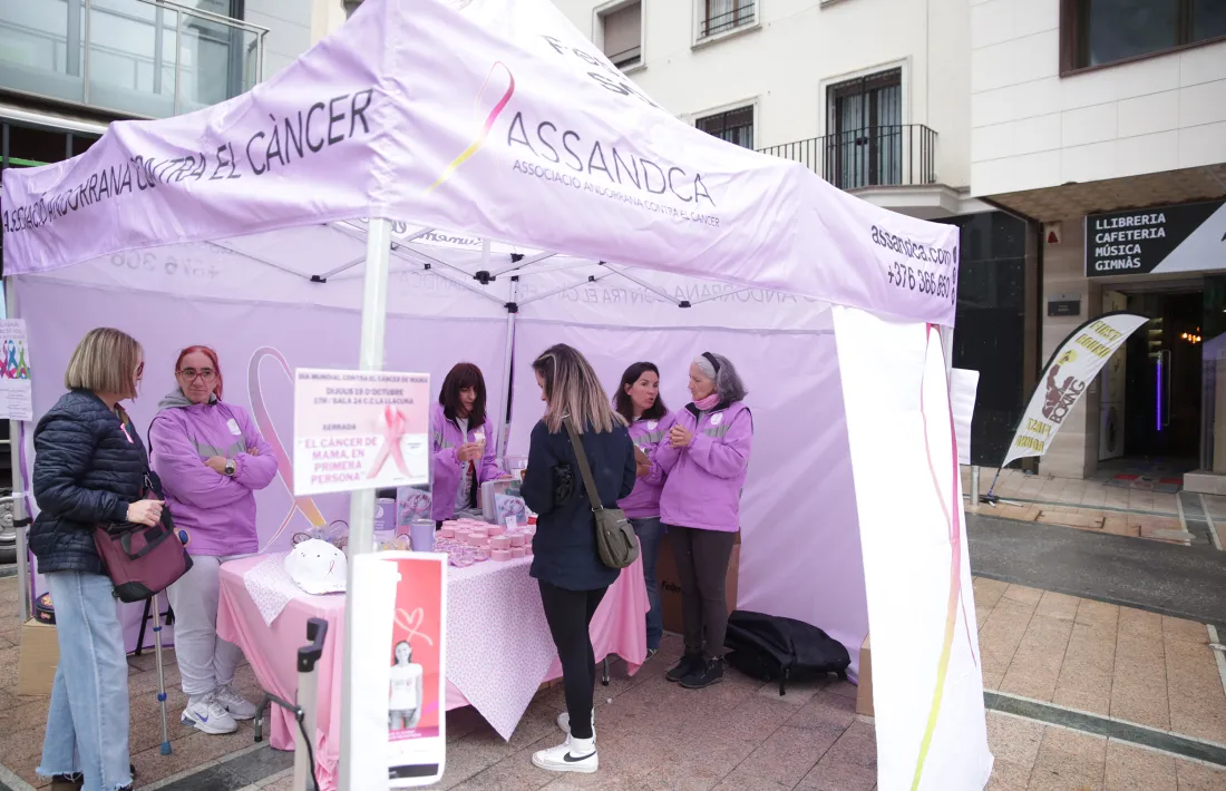 Des de bon matí, la carpa de l’Assandca a la plaça Rebés recordava la lluita contra el càncer de mama. 