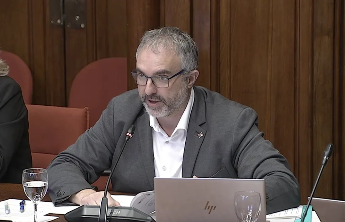 El diputat de Junts Jordi Fàbrega durant la seva intervenció.