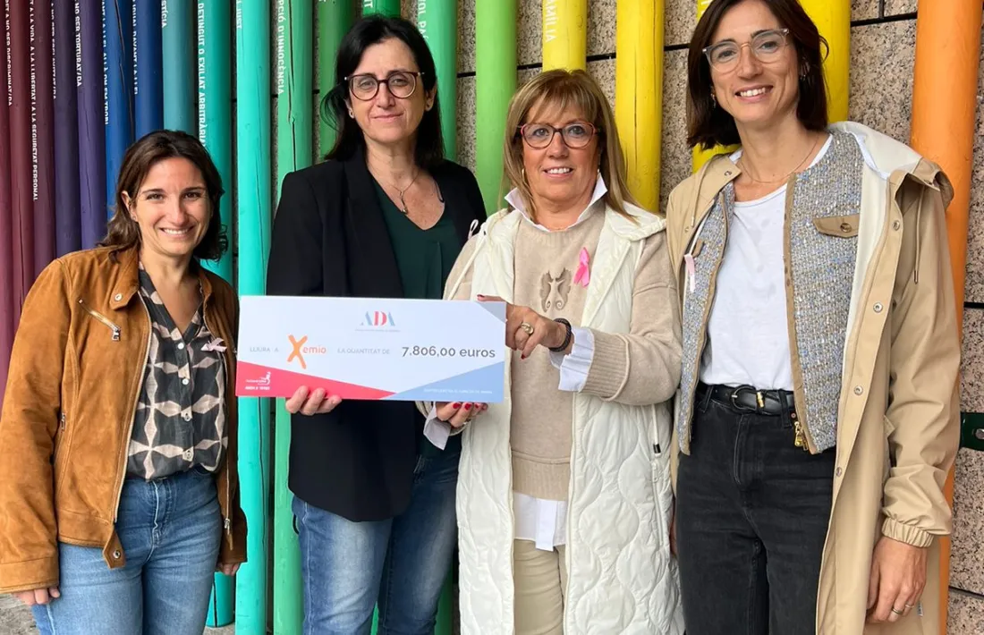 Un moment de l'entrega del xec.