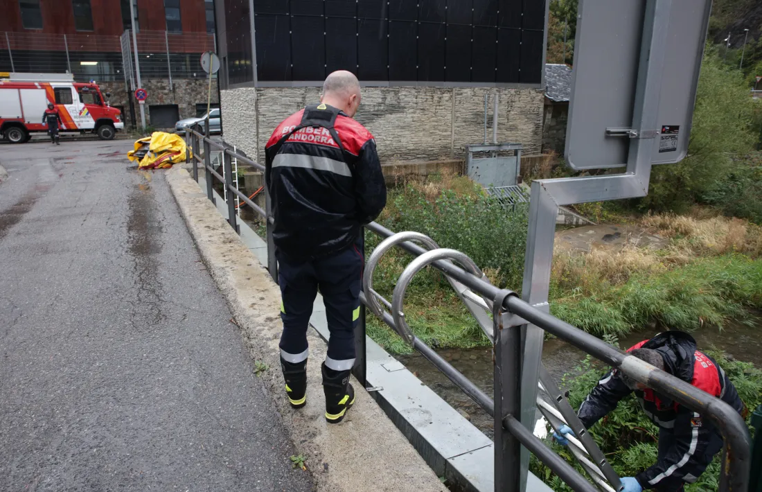 Bombers i tècnics de Medi Ambient intervenint ahir al riu d'Os.