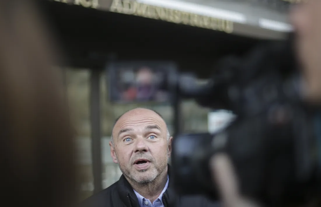 Gabriel Ubach atén la premsa davant del Govern.