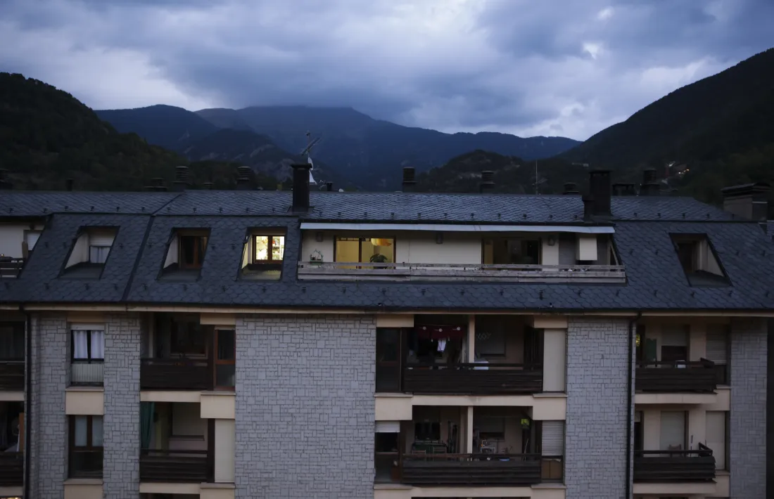 La façana d’un edifici d’habitatges.