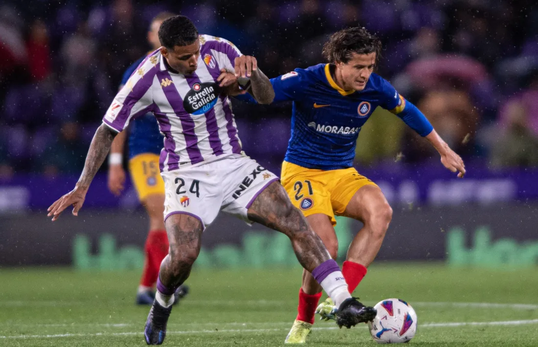 Rubén Bover defensat pel brasiler Kenedy.