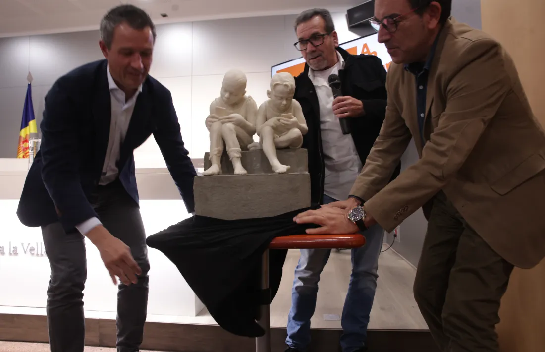 Astrié, Calvente i Canturri, en el moment de descobrir la maqueta de ‘Mira'.