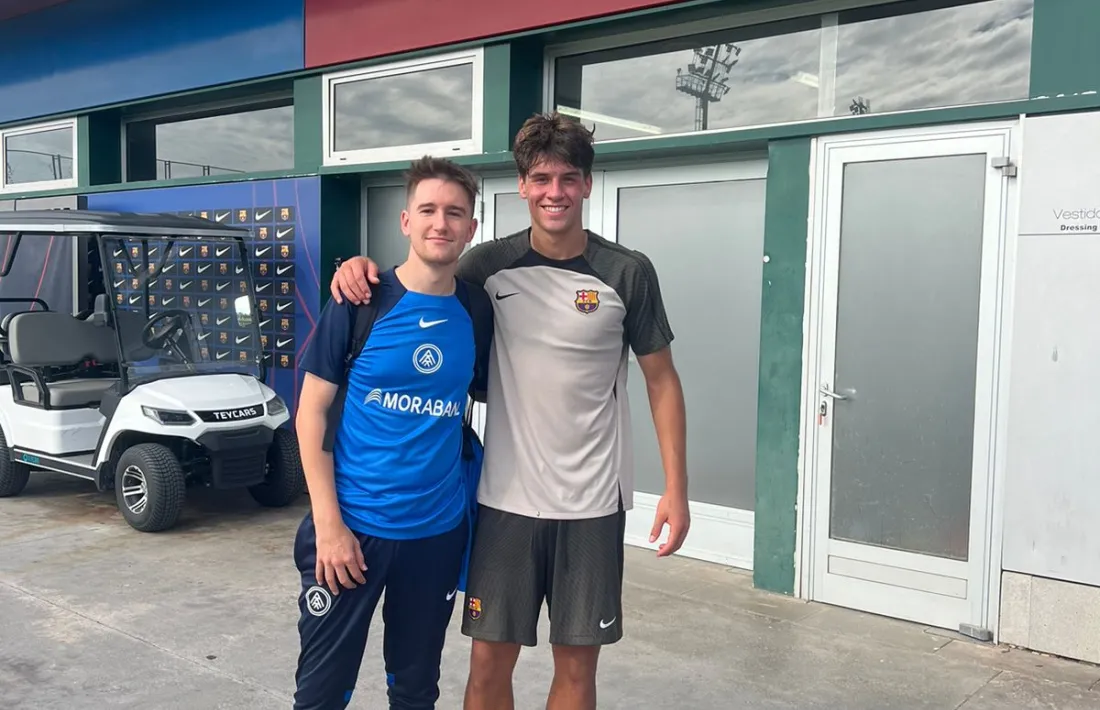 Raül es va fotografiar amb un noi a qui va entrenar de prebenjamí a Sant Celoni i ara triomfa al Barça.