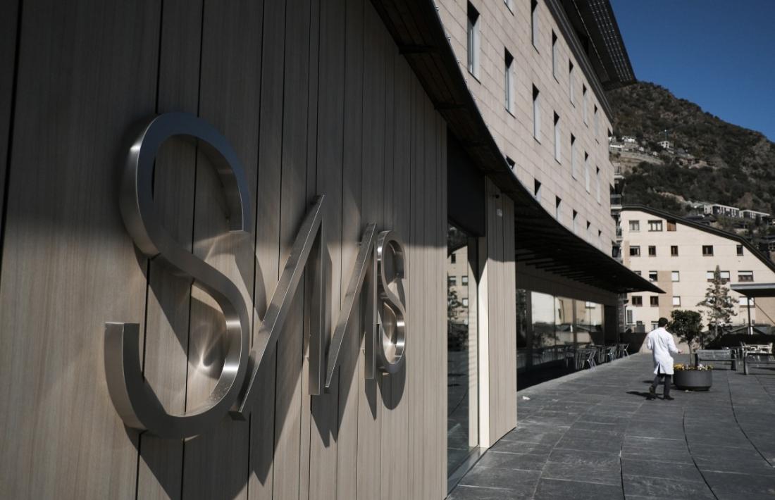 L'entrada de l'hospital amb el logotip del SAAS.