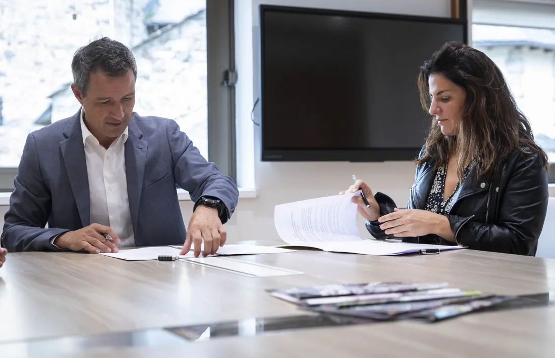 El cònsol major, David Astrié, i la directora general del SAAS, Meritxell Cosan, durant la signatura de l'acord.
