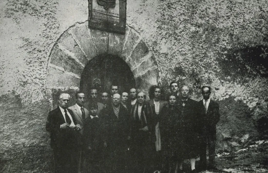 El mestre Pau Casals i la seva dona, Frasquita Vidal, a Casa de la Vall, als anys1940, envoltats entre d'altres per Lluís Capdevila, a l'esquerra de la fotografia.