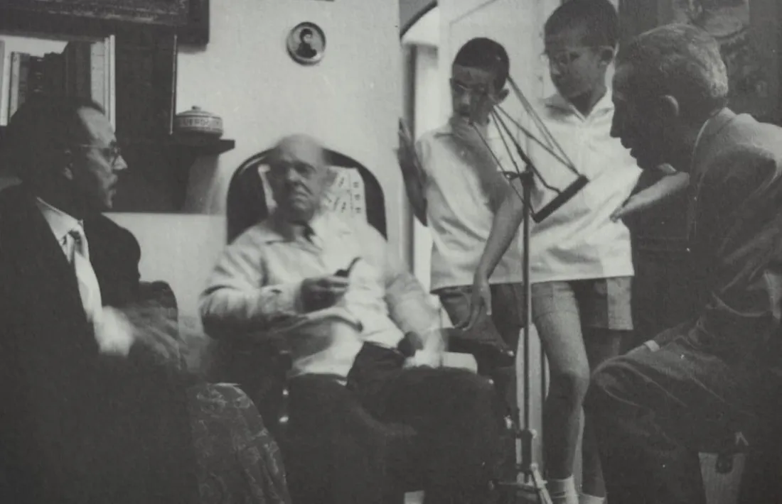 Andreu Claret i els seus fills bessons, Lluís i Gerard, a Prades, amb Casals i el mestre Marbà. El primer per l’esquerra és l’escriptor Lluís Capdevila, i el segon, l’escultor Josep Viladomat.