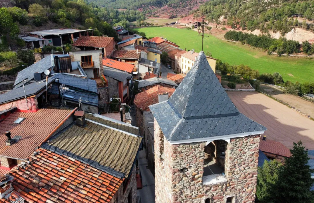 Imatge del campanar arranjat de Sant Serni de les Valls d’Aguilar. 