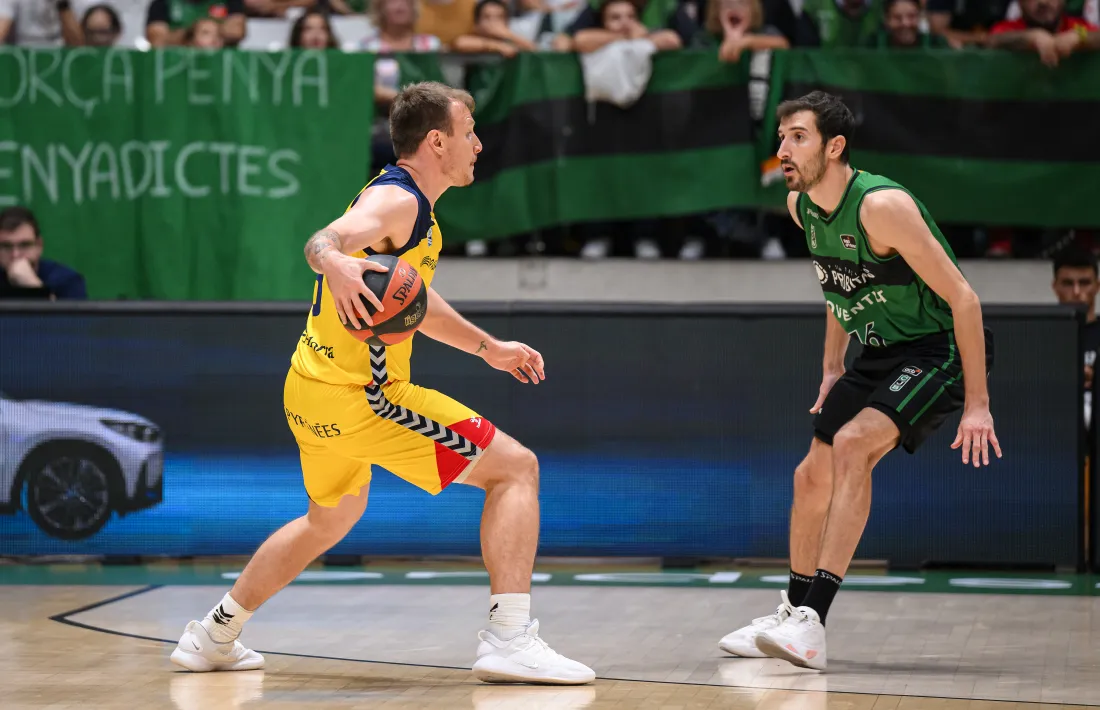 Rafa Luz defensat per Guillem Vives.