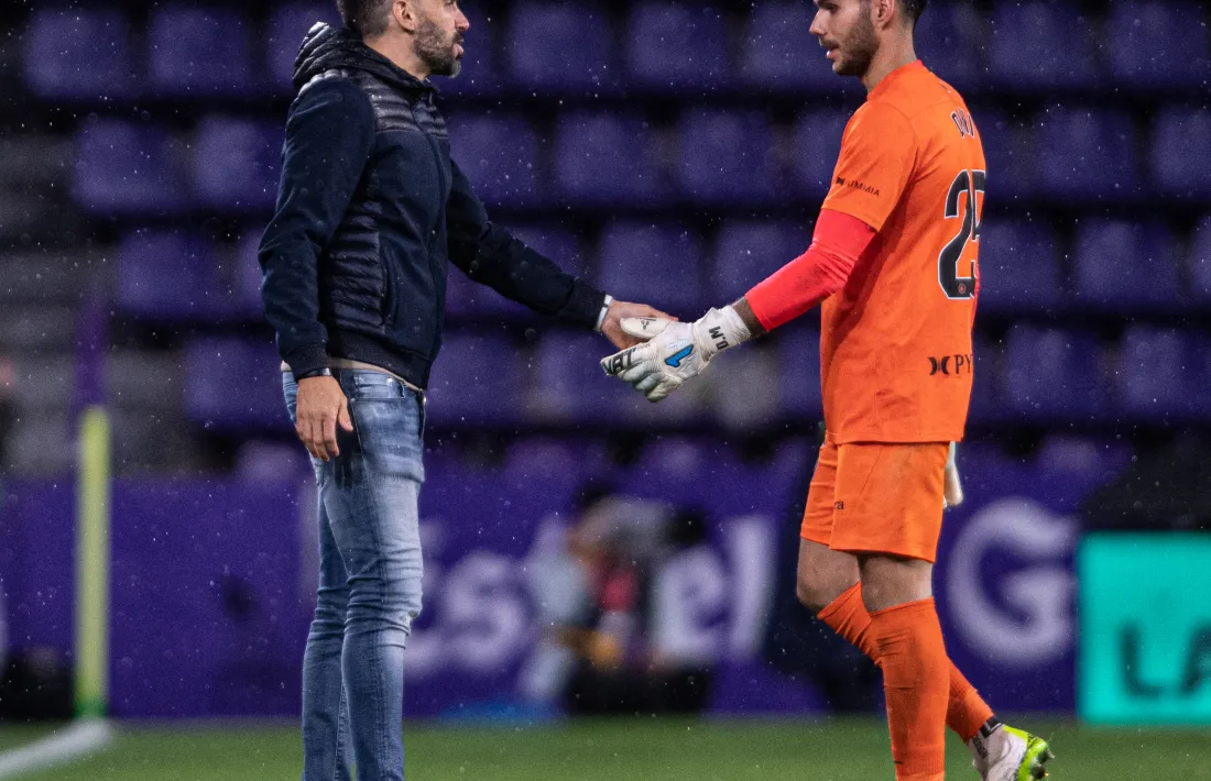 Dani Martín, que s’està afiançant en la titularitat de l’FC Andorra, saluda Eder Sarabia.