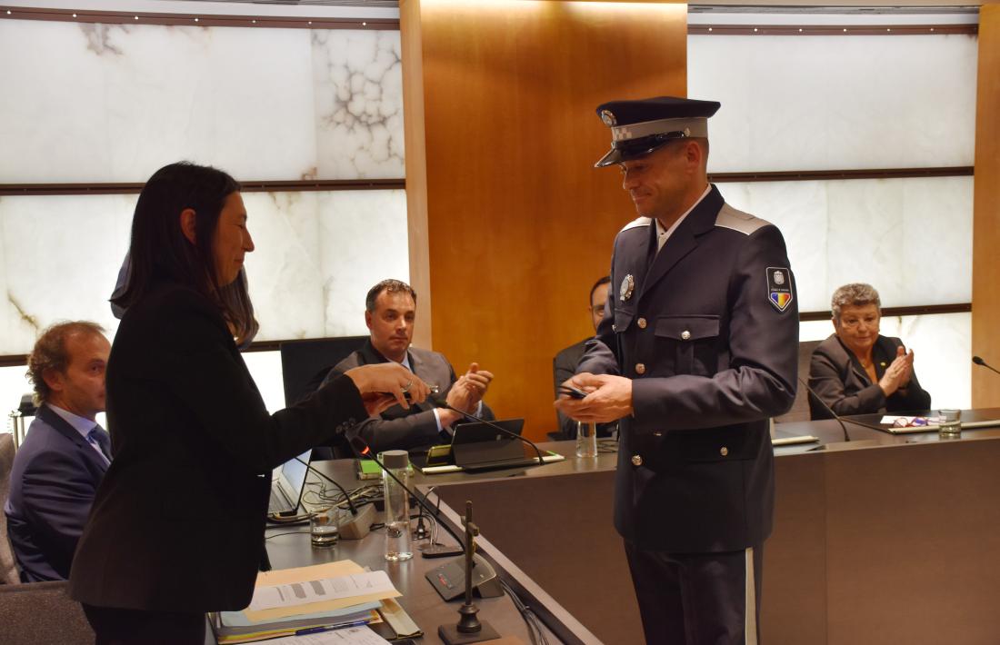 L’agent de circulació Jordi Pujades ha jurat el càrrec abans de la sessió de consell.