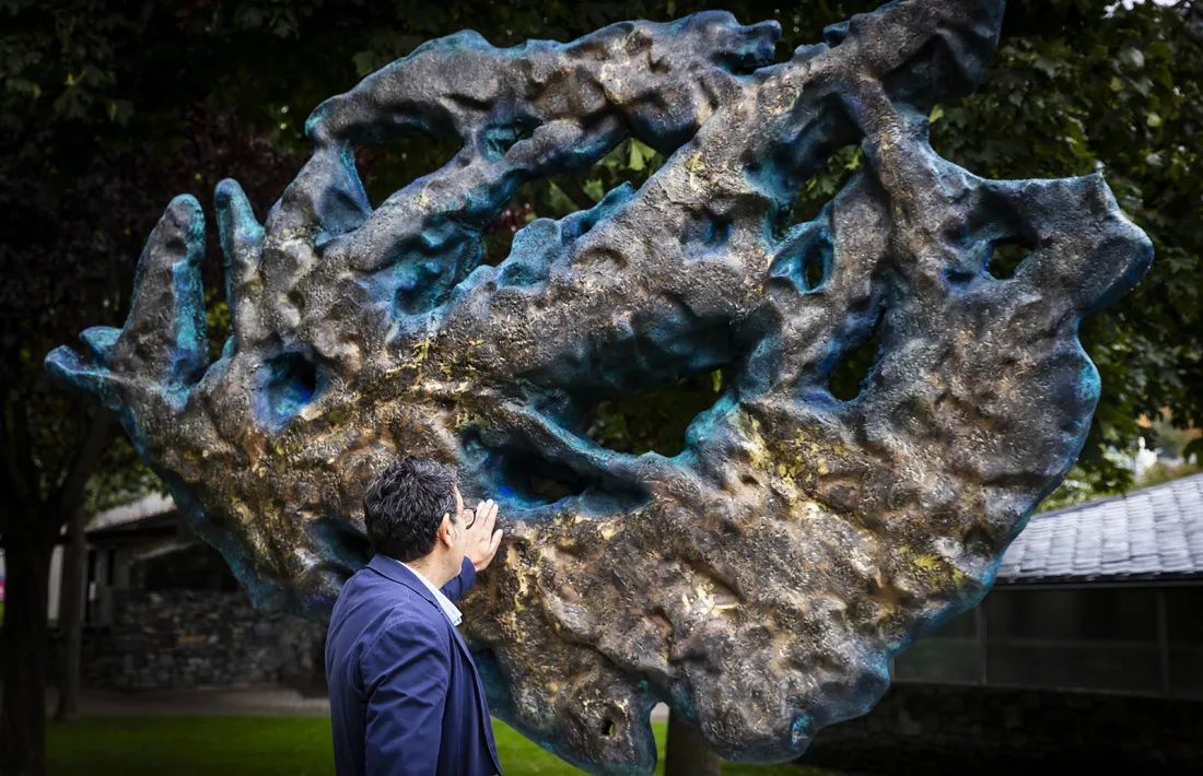  El cònsol menor de la capital, Miquel Canturri, davant d’‘Aqua’.