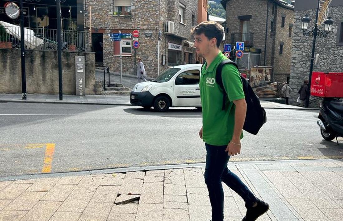 Aleix Garcia sortint del ministeri d’Afers Socials abillat amb l’uniforme del SAD.