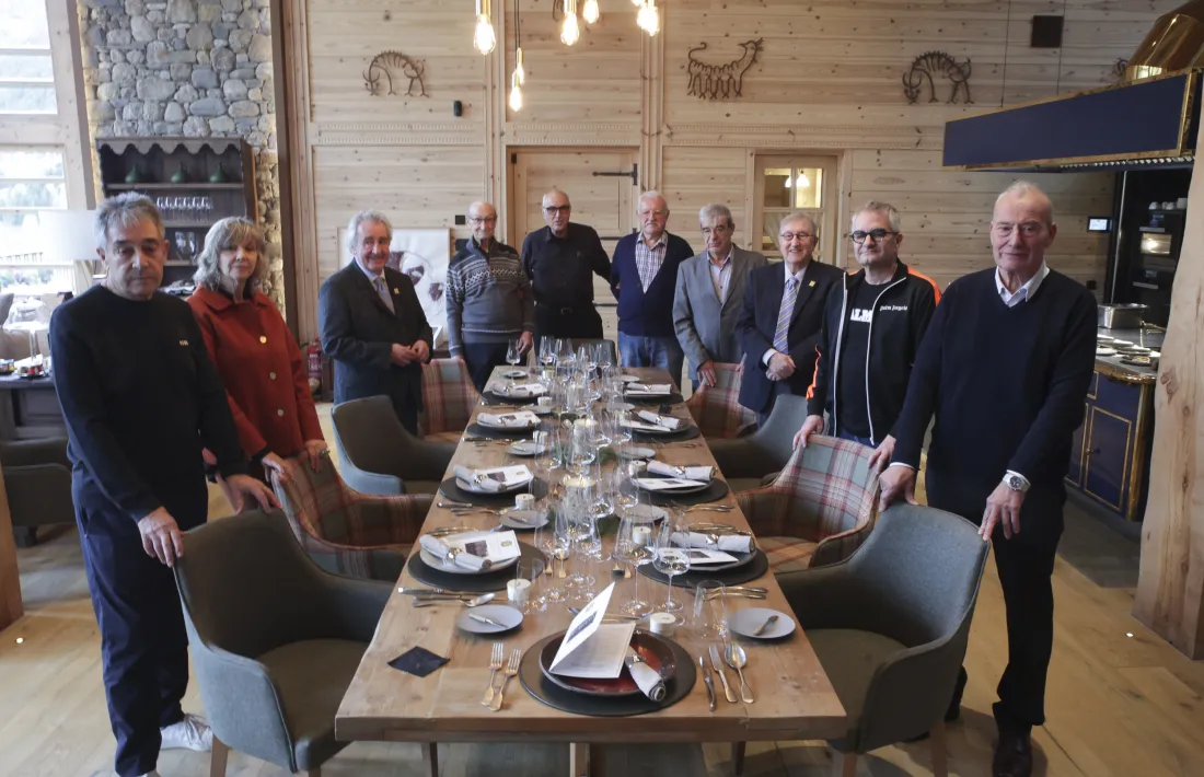 Els deu participants en la trobada, avui just abans de seure a taula per dinar plegats.