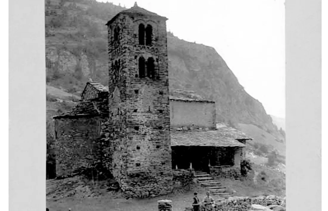 Perspectiva de Sant Joan de Caselles localitzada en el fons andorrà de Domènech i Montaner. La lletra és molt probablement de l'arquitecte català i és l'única fotografia 'andorrana' del fons.