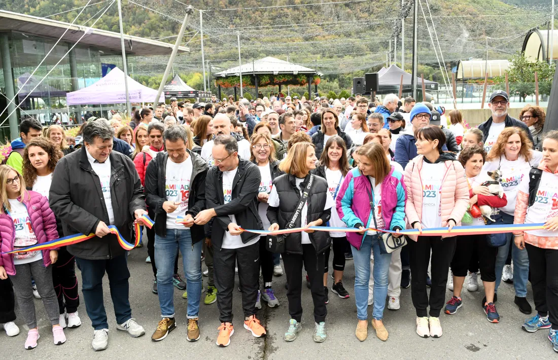Tret de sortida de la Caminada, amb el tall de la cinta.