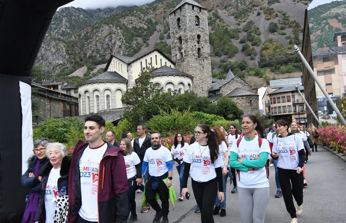 Participants arribant de nou a la plaça del Poble després dels 3,7 km de caminada.