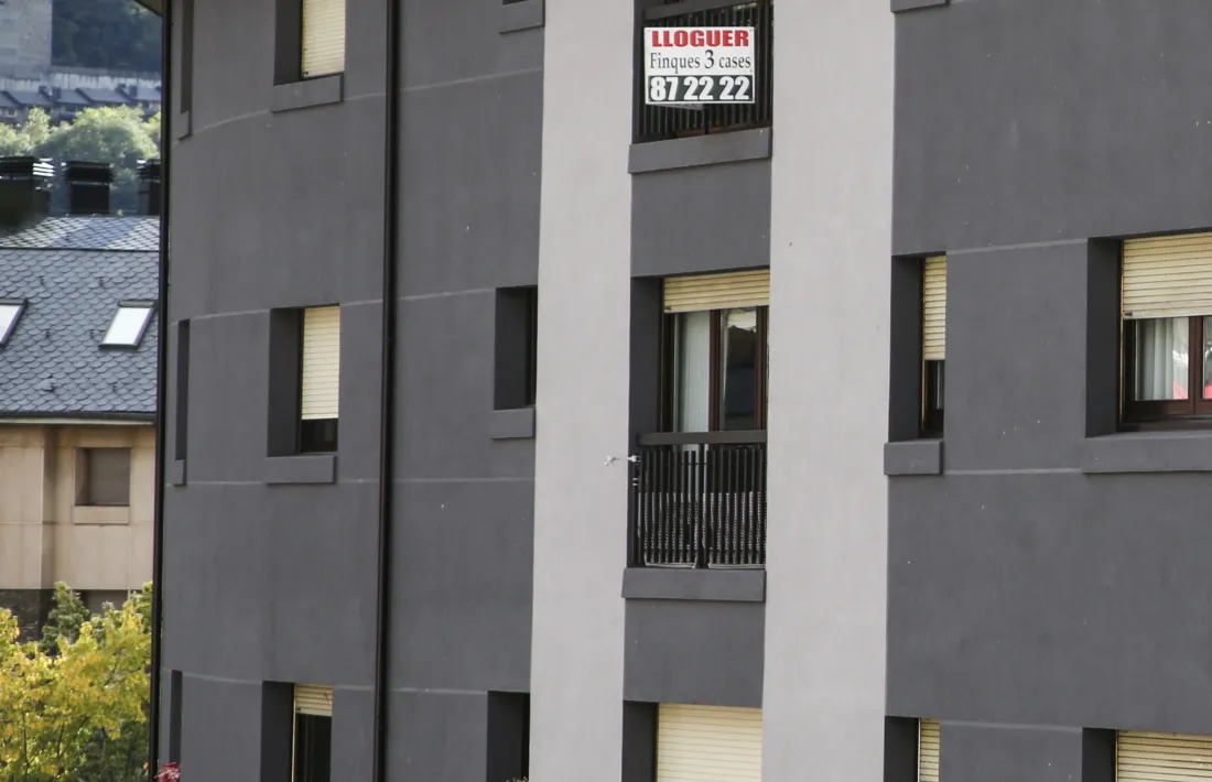 La façana d’un edifici de pisos de lloguer.