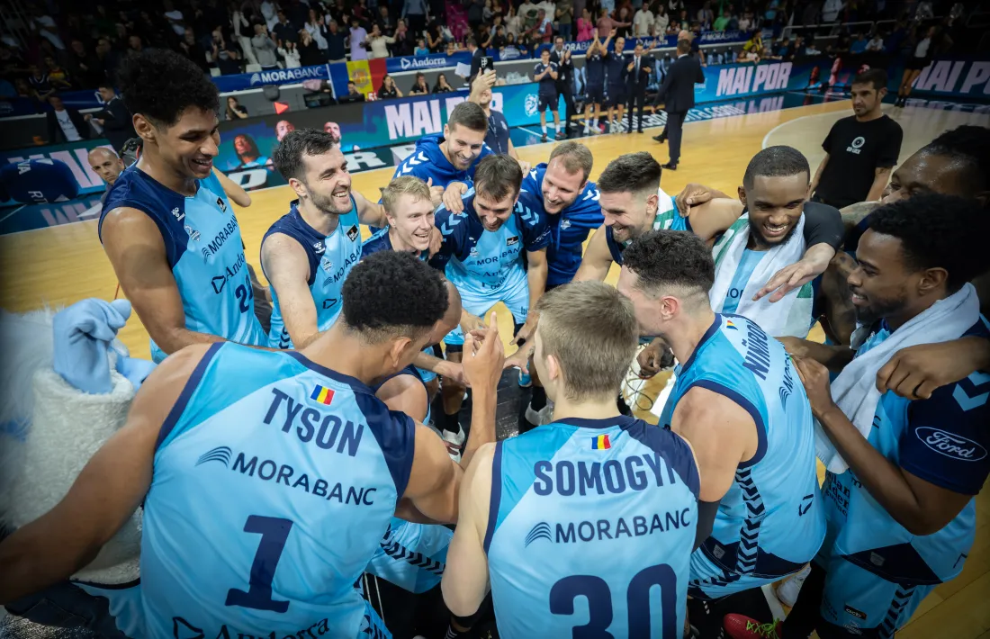 El MoraBanc va celebrar el quart triomf del curs amb la seva afició.