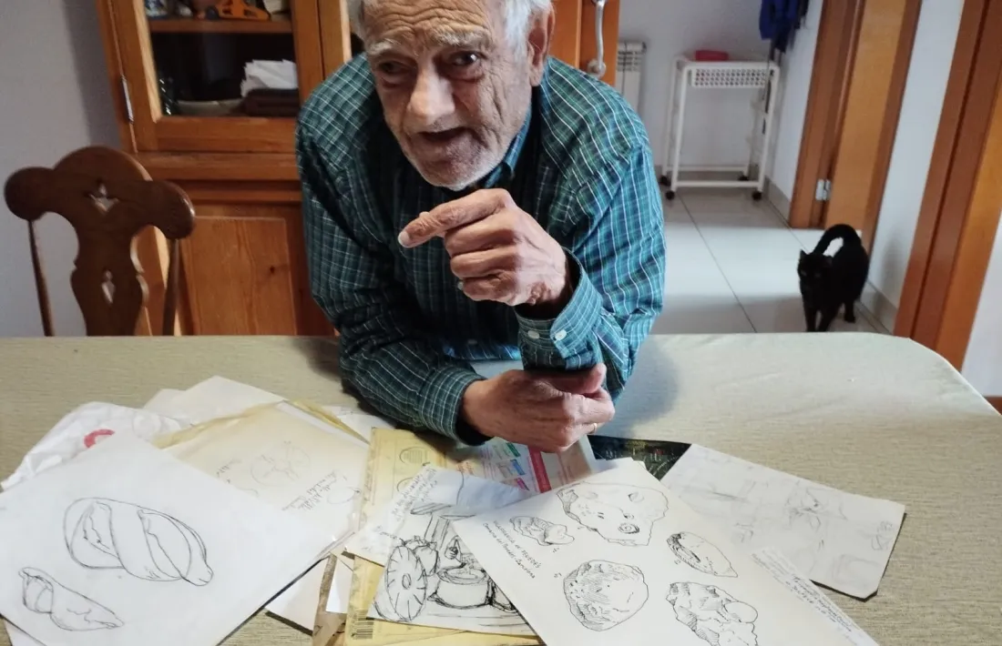 Sergi Mas, amb les làmines del llibre del pa.