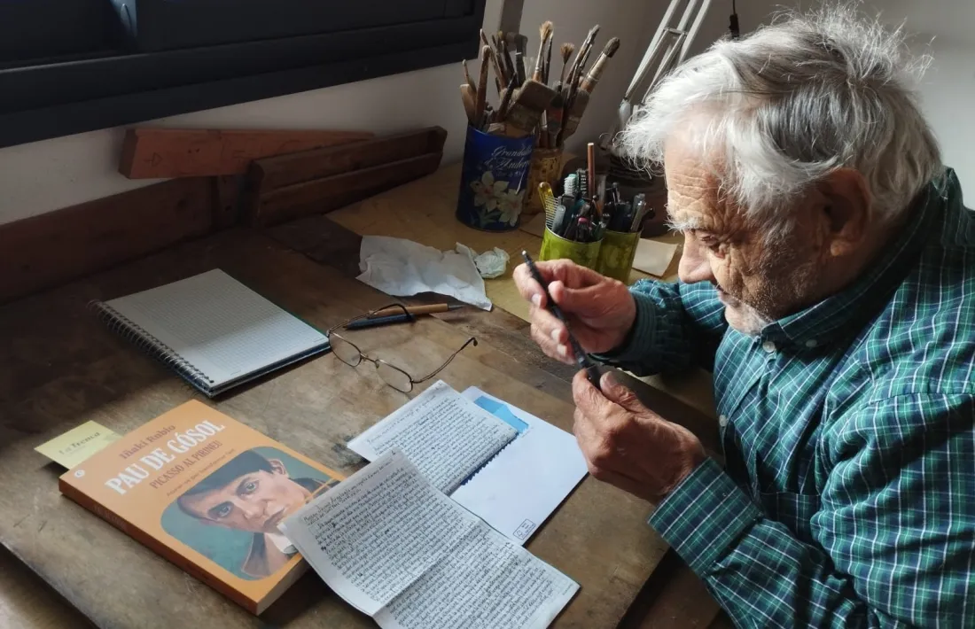 Sergi Mas, al taller de casa, a la plaça de la Germandat, amb l’exemplar de ‘Pau de Gósol’ i els pròxims dos articles que publicarà al BonDia. Era divendres, el dia que en feia 93.