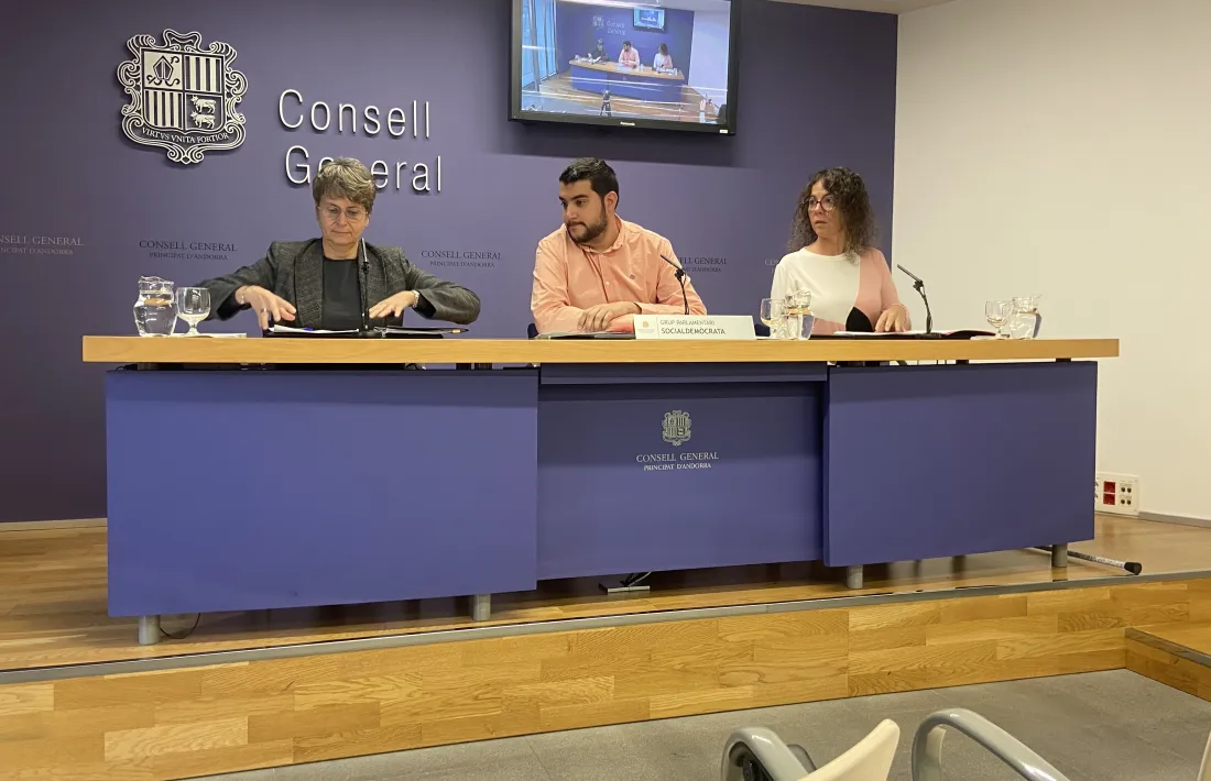 Susanna Vela, Pere Baró i Judith Salazar presentant les esmenes al Projecte de llei de mesures d’estímul i d’estabilitat de l’habitatge.