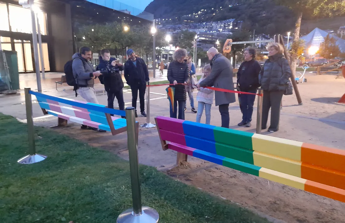 Un moment de la inauguració del dos bancs pintats a Prat del Roure.